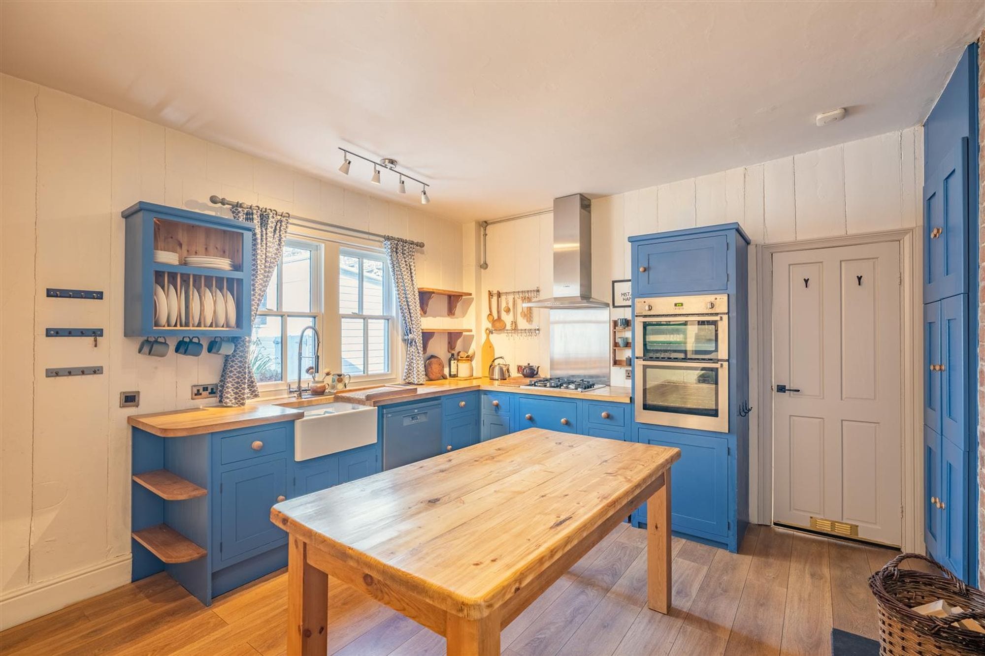 Uppergate Street, Conwy, LL32